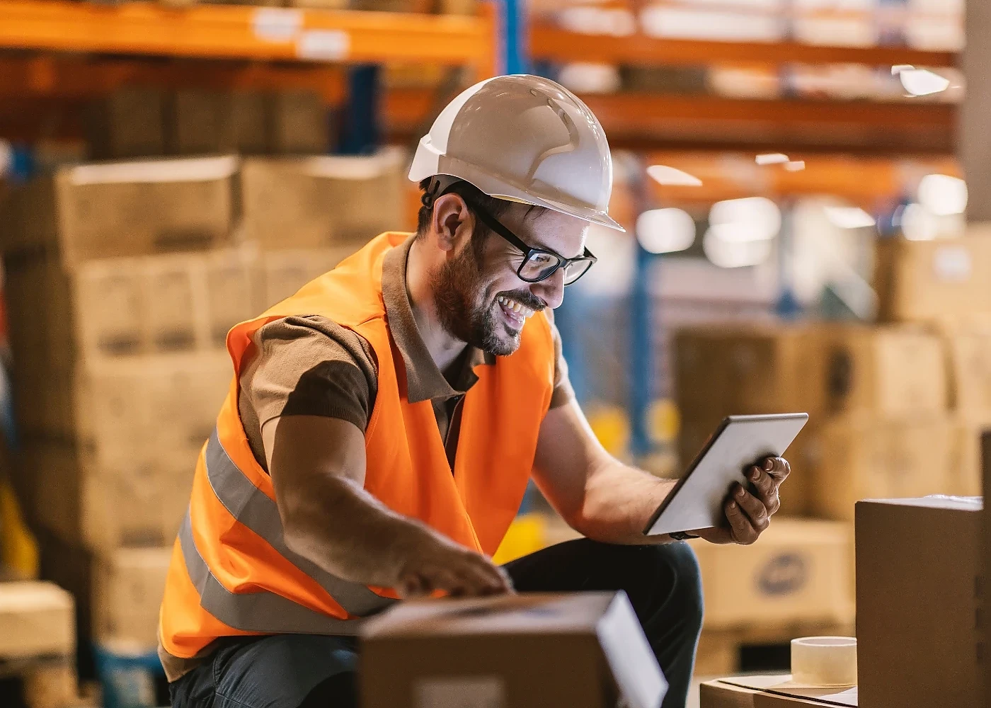 Bild eines fröhlichen Lagerarbeiter