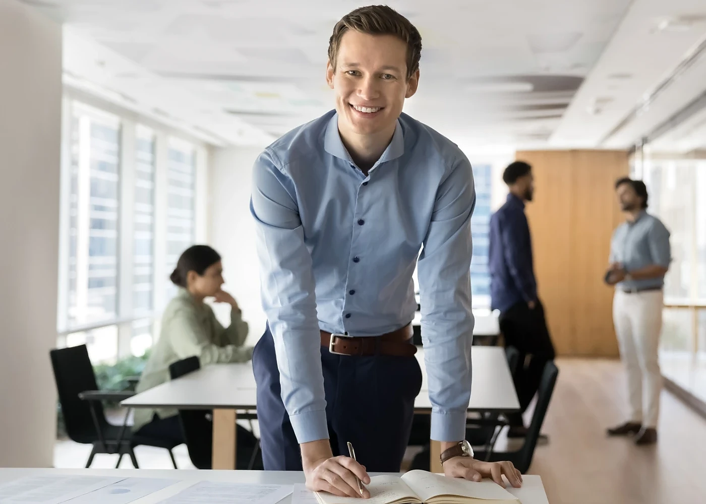 Bild eines Geschäftsmann im Büro mit Mitarbeiter