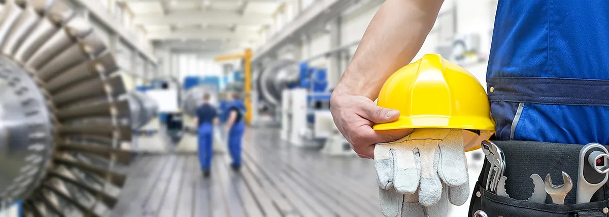 Mann am Arbeitsplatz: Personalvermittlung in Linz und St. Valentin